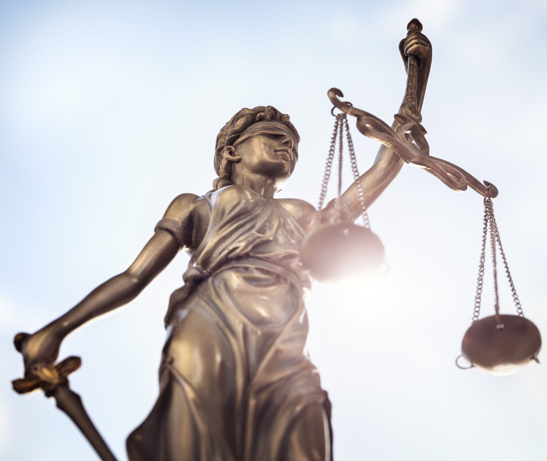 La balanza de la justicia, en representación del ejercicio del derecho español